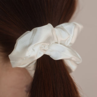 Eleganz und Qualität vereint: Das Noemi Scrunchie von Claide aus edler Satin-Seide