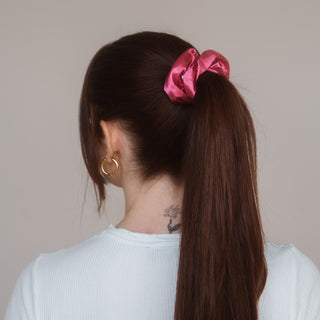 Entdecken Sie die Raffinesse von Satin-Seide mit dem Claide Spring Scrunchies Bundle