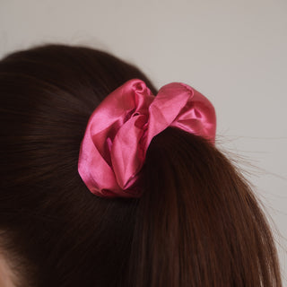 Eleganz und Qualität vereint: Das Juliette Scrunchie von Claide aus echter Seide