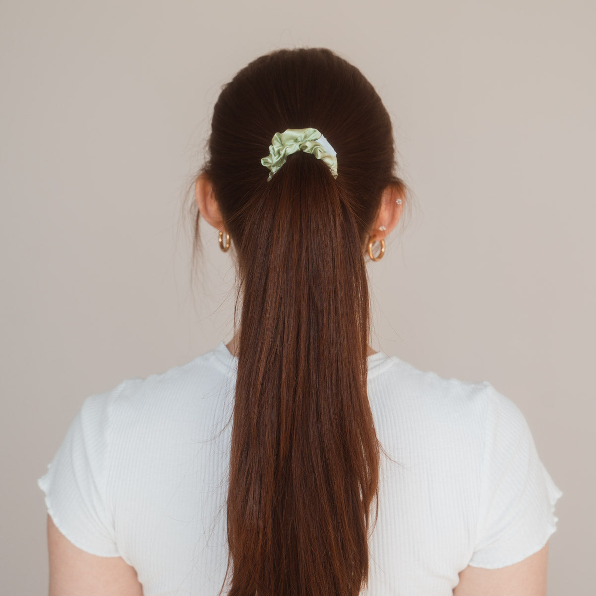 Ein Hauch von Luxus für Ihre Frisur: Das Marble Scrunchie von Claide aus echter Seide