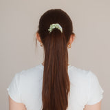 Ein Hauch von Luxus für Ihre Frisur: Das Marble Scrunchie von Claide aus echter Seide