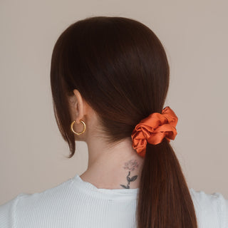 Entdecken Sie die Raffinesse von Satin-Seide mit dem Claide Sandrine Scrunchie