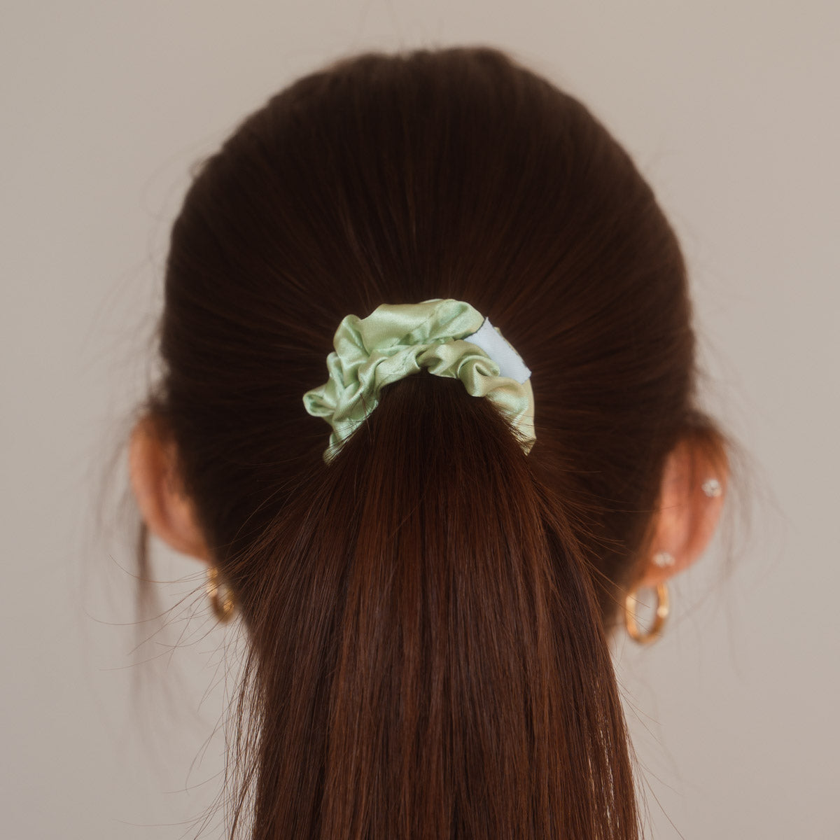 Verwöhnen Sie Ihr Haar mit dem exquisiten Marble Scrunchie von Claide