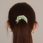Verwöhnen Sie Ihr Haar mit dem exquisiten Marble Scrunchie von Claide