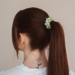 Entdecken Sie den Luxus von echter Seide mit dem Claide Marble Scrunchie