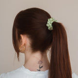 Entdecken Sie den Luxus von echter Seide mit dem Claide Marble Scrunchie