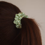 Eleganz und Qualität vereint: Das Marble Scrunchie von Claide aus echter Seide