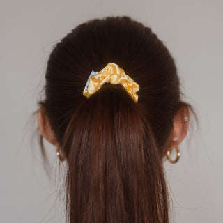 Verwöhnen Sie Ihr Haar mit dem exquisiten Betty Scrunchie von Claide