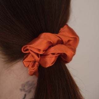 Eleganz und Qualität vereint: Das Sandrine Scrunchie von Claide aus edler Satin-Seide