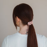 Entdecken Sie den Luxus von echter Seide mit dem Claide Beryl Scrunchie