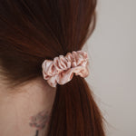 Mit dem Beryl Scrunchie von Claide aus echter Seide setzen Sie stilvolle Akzente