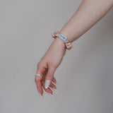 Stilvoll in Szene gesetzt: Das Beryl Scrunchie von Claide aus echter Seide