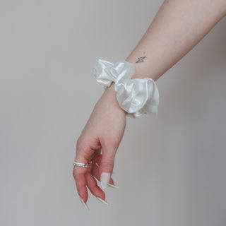 Satin-Seide, zeitlose Schönheit: Das Claide Noemi Scrunchie für anspruchsvolle Styles