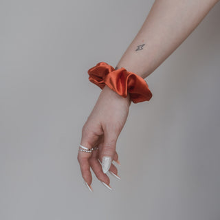 Stilvoll und glänzend: Das Sandrine Scrunchie von Claide aus edlem Satin-Seidenstoff