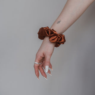 Echte Seide, zeitlose Schönheit: Das Claide Constance Scrunchie für anspruchsvolle Styles