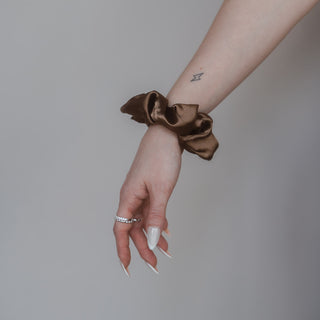 Stilvoll und glänzend: Das Marlene Scrunchie von Claide aus edlem Satin-Seidenstoff