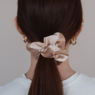 Claide Valentine Scrunchie – Ihr perfektes Accessoire für jeden Anlass mit Satin-Seide