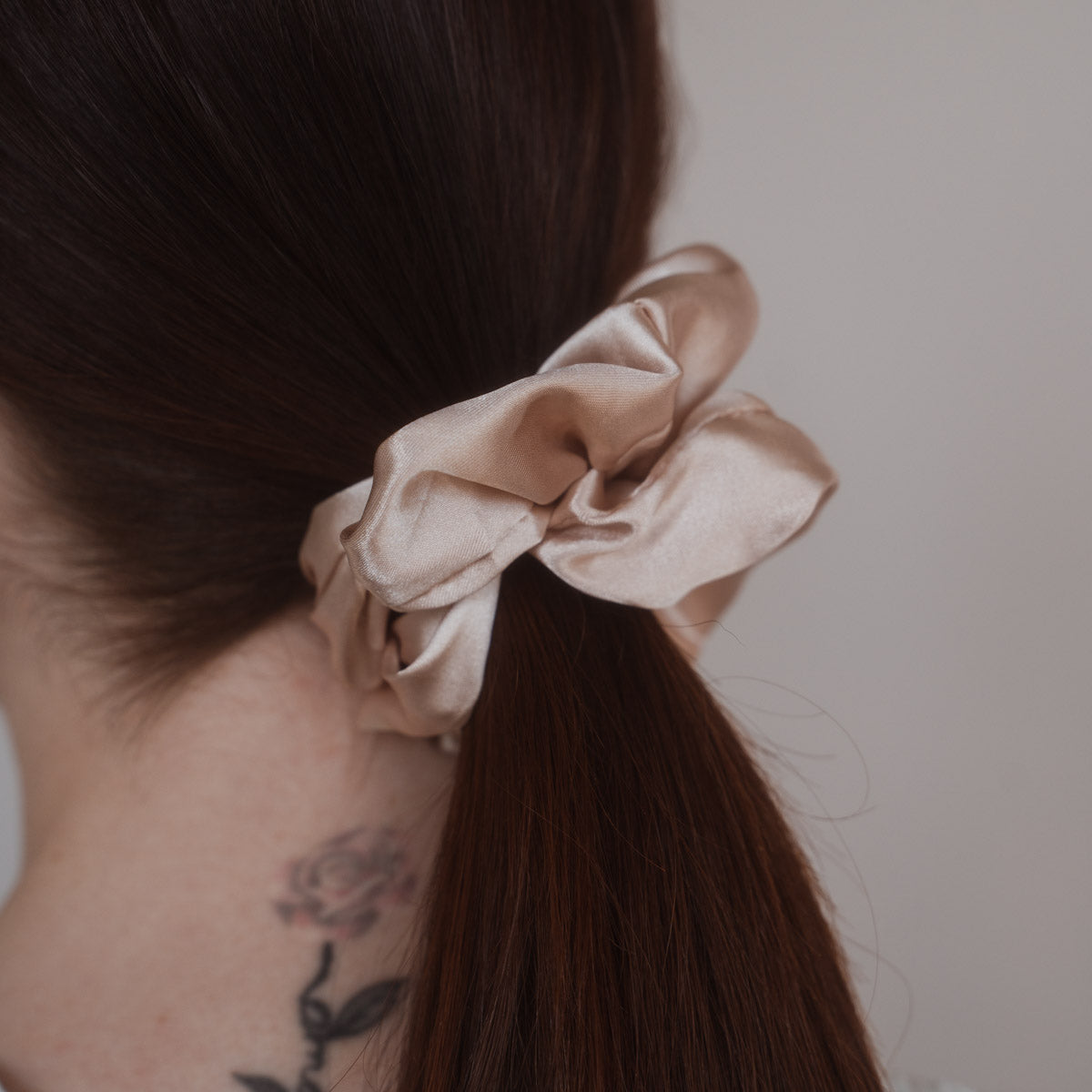 Ein Hauch von Luxus für Ihre Frisur: Das Valentine Scrunchie von Claide aus glänzender Satin-Seide