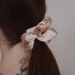 Ein Hauch von Luxus für Ihre Frisur: Das Valentine Scrunchie von Claide aus glänzender Satin-Seide
