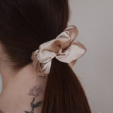 Ein Hauch von Luxus für Ihre Frisur: Das Valentine Scrunchie von Claide aus glänzender Satin-Seide