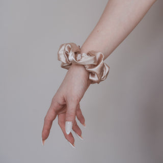 Stilvoll und glänzend: Das Valentine Scrunchie von Claide aus edlem Satin-Seidenstoff