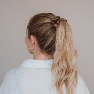 Satin-Seide, zeitlose Schönheit: Die Claide Spring Scrunchies für anspruchsvolle Styles