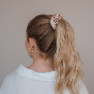 Ein Hauch von Luxus für Ihre Frisur: Das Scrunchies Classic Bundle (4er-Pack) von Claide aus glänzender Satin-Seide