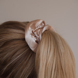 Eleganz und Qualität vereint: Das Valentine Scrunchie von Claide aus edler Satin-Seide