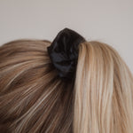 Eleganz und Qualität vereint: Das Justine Scrunchie von Claide aus echter Seide