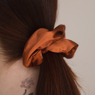 Verwöhnen Sie Ihr Haar mit dem exquisiten Constance Scrunchie von Claide