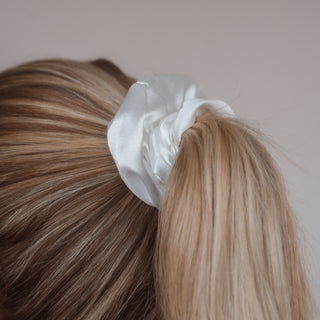 Stilvoll und glänzend: Das Noemi Scrunchie von Claide aus edlem Satin-Seidenstoff