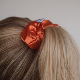 Claide Sandrine Scrunchie – Ihr perfektes Accessoire für jeden Anlass mit Satin-Seide