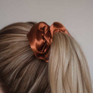 Eleganz und Qualität vereint: Das Constance Scrunchie von Claide aus echter Seide