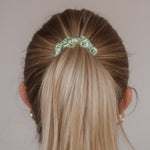 Stilvoll und edel: Das Marble Scrunchie von Claide aus echter Seide