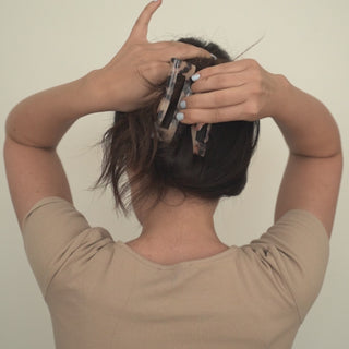 Nora Haarklammer im Video - sieh, wie sie jedem Haarstil Stil verleiht