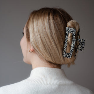 Frau trägt Liva Haarklammer - Elegantes Accessoire für jeden Haarstyle