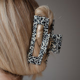 Nähebetrachtung von Frau mit Liva Haarklammer im Haar - Elegantes Accessoire für jeden Haarstyle
