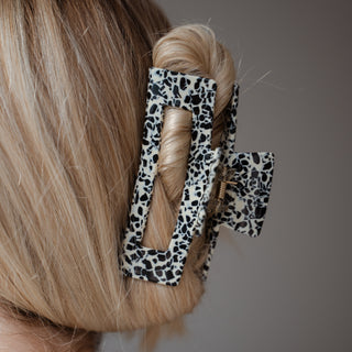Nähebetrachtung von Frau mit Liva Haarklammer im Haar - Elegantes Accessoire für jeden Haarstyle