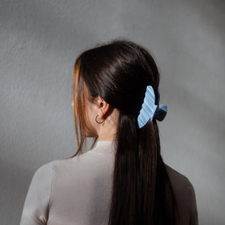 Julia Haarklammer im Einsatz - ein unverzichtbares Accessoire für jedes Outfit