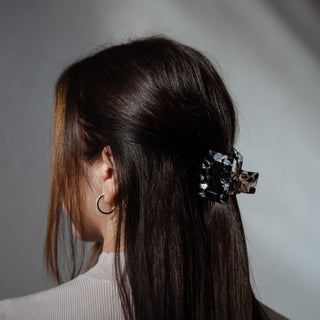 Sofia Haarklammer im Einsatz - ein unverzichtbares Accessoire für jedes Outfit