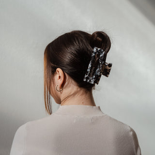 Josefine Haarklammer im Einsatz - sieh, wie sie jedem Haarstil Stil verleiht