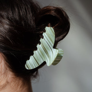 Matcha Haarklammer im Detail - bewundere die feine Verarbeitung und ihre Vielseitigkeit
