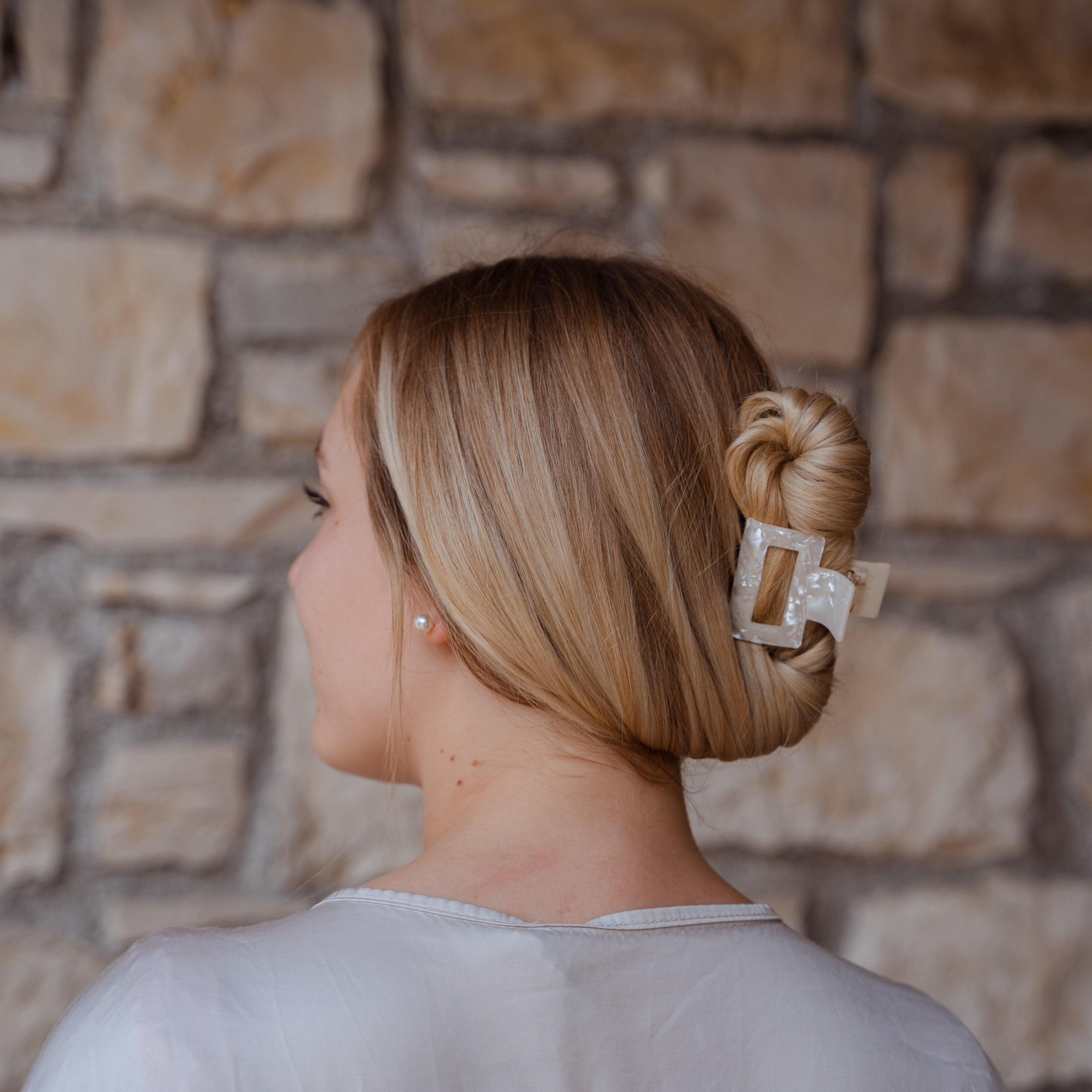 Alma Haarklammer im Einsatz - verleiht jedem Haarstil Eleganz