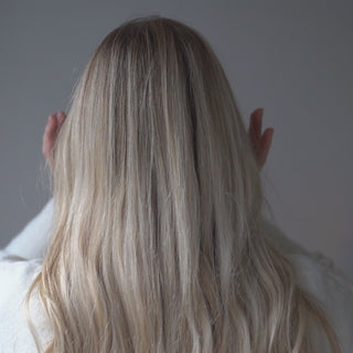 Detailansicht von Frau mit Liva Haarspange im Haar - Perfekt für den Alltag oder besondere Anlässe
