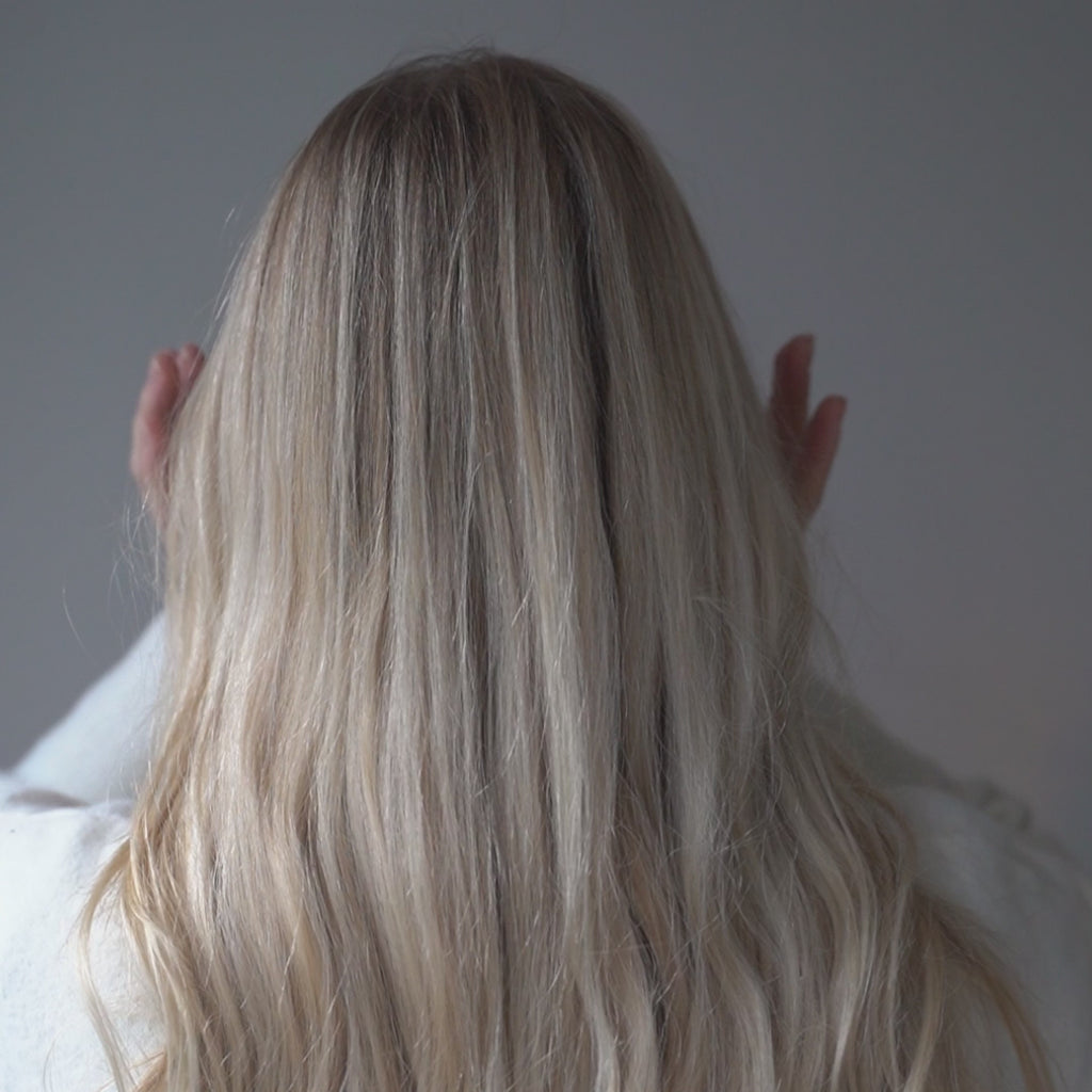 Detailansicht von Frau mit Liva Haarspange im Haar - Perfekt für den Alltag oder besondere Anlässe